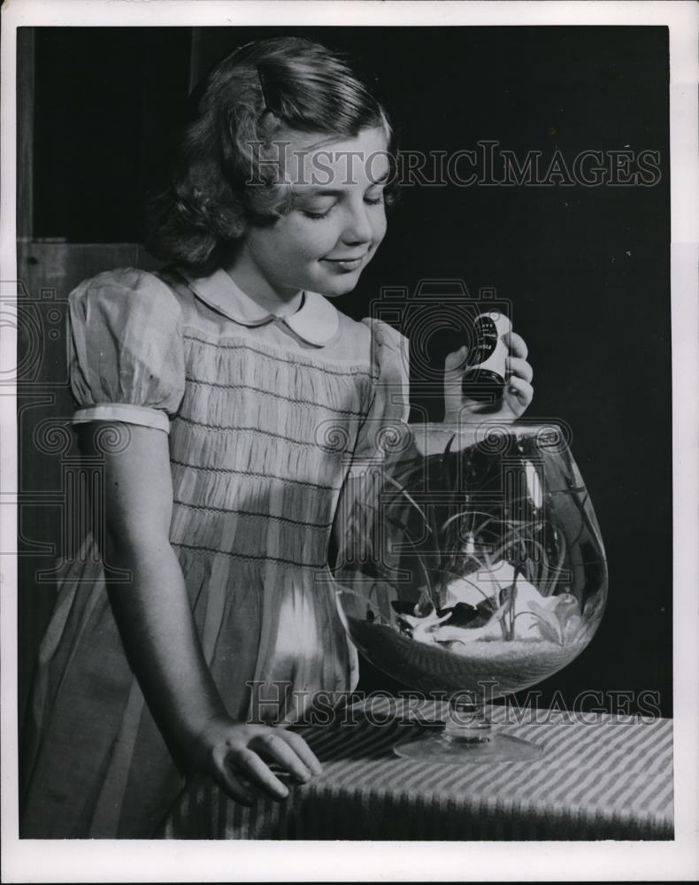 1952 Press Photo Child Feeding Fish In A Bowl - Historic Images