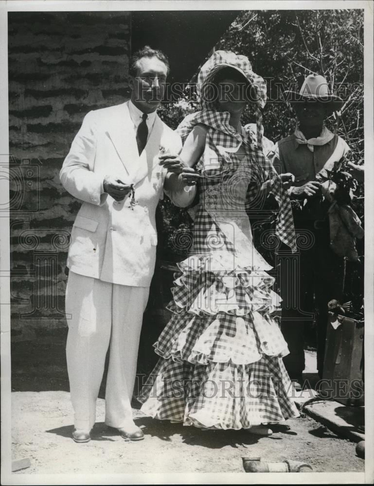 1933 Press Photo The Bride And Groom As They Appeared At The Barbeque Dinner - Historic Images