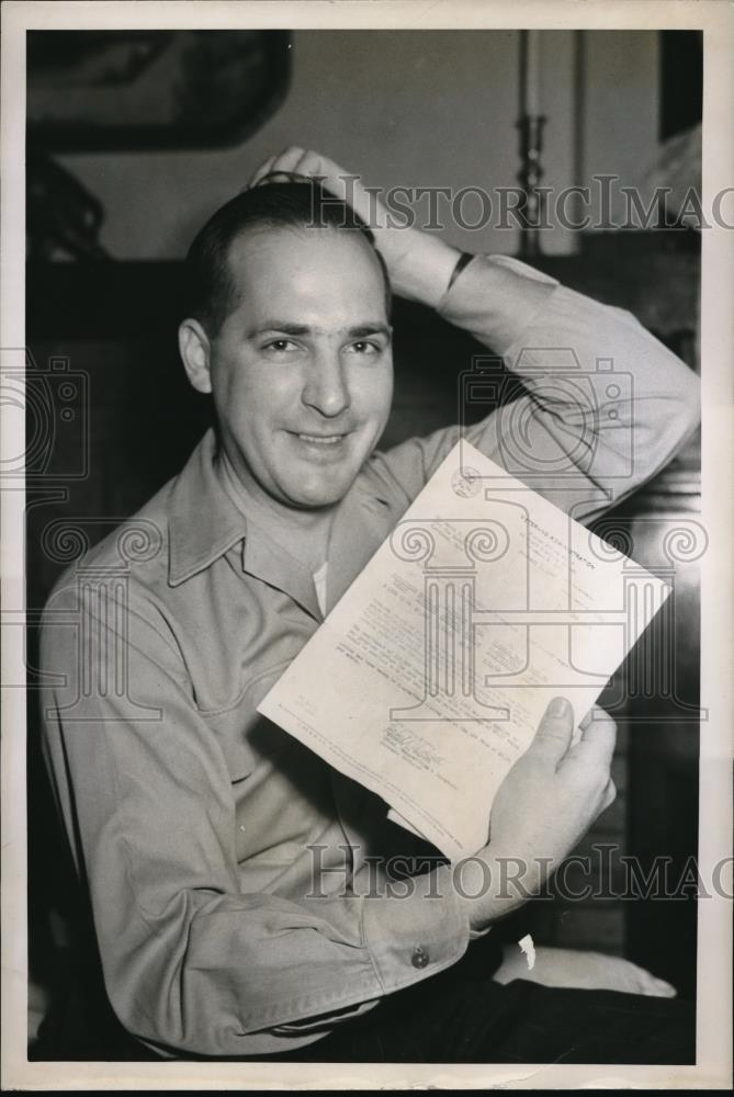 1948 Press Photo Marsh Koester's private notice of inflation from government. - Historic Images