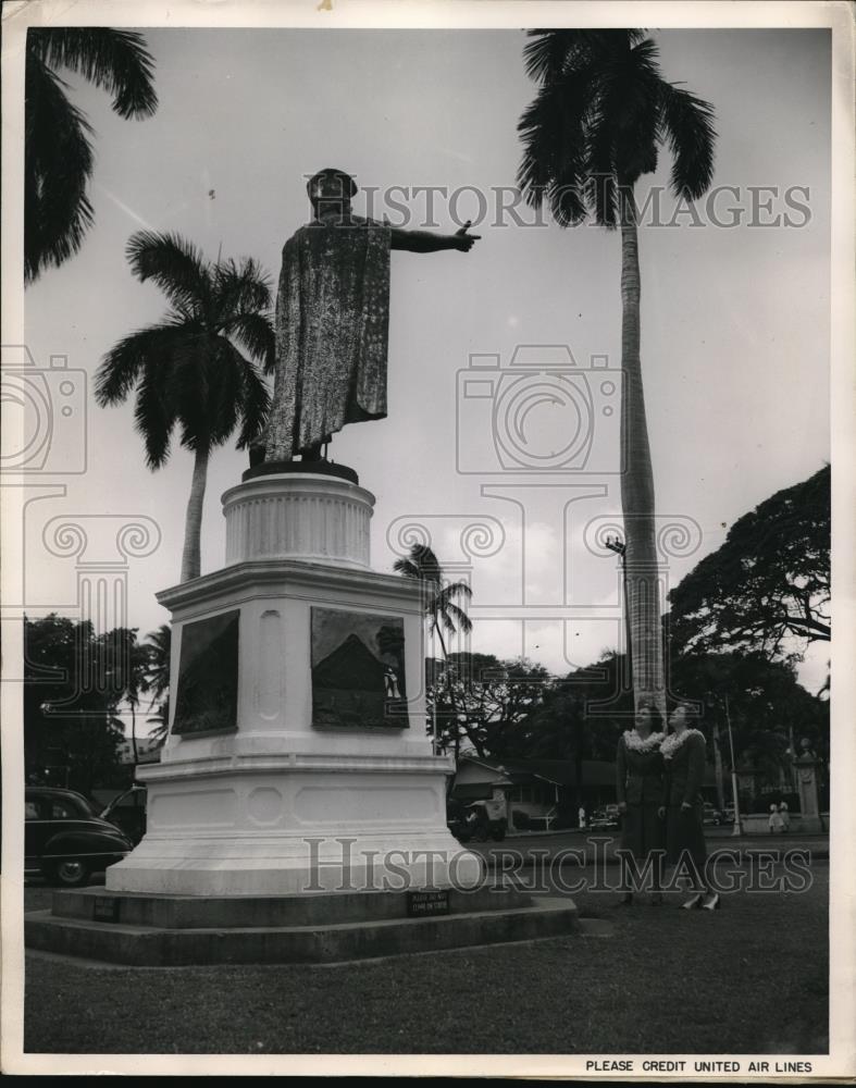 1948 Press Photo Two Stewardesses Pause At Oahu Statue of King Kamehameha - Historic Images