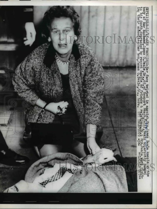 1960 Press Photo Mrs. James Beale kneels at the body of her husband - Historic Images