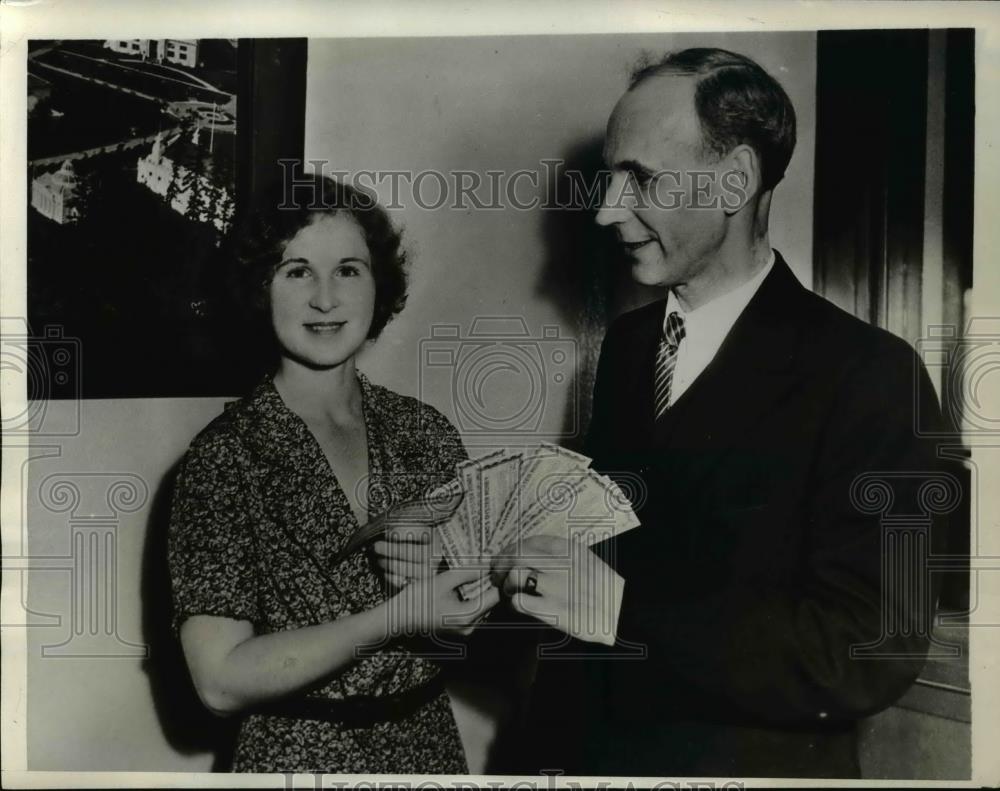 1932 Press Photo Howard Jensen handing oyster money to Miss Katherine Skelton - Historic Images