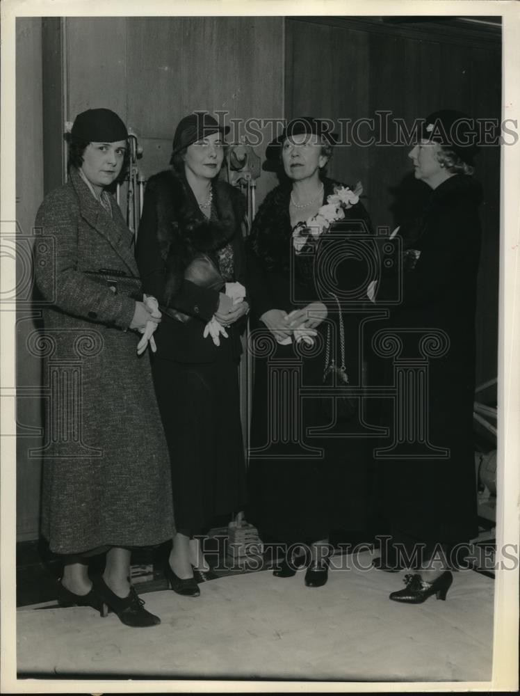 1934 Press Photo Friends bidding Mrs. David Foote Sellers goodbye - Historic Images