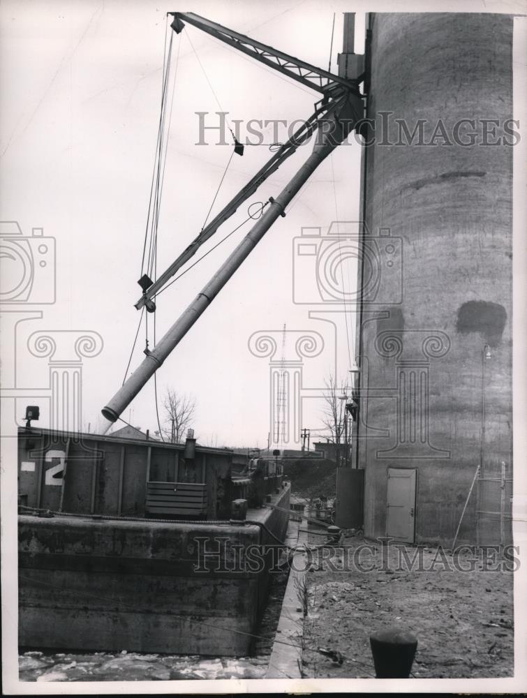 1957 Press Photo Grains flows into a barge from Bushel Cargill Inc Elevator. - Historic Images