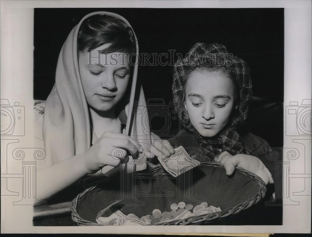 1944 Press Photo Church contributions - Historic Images