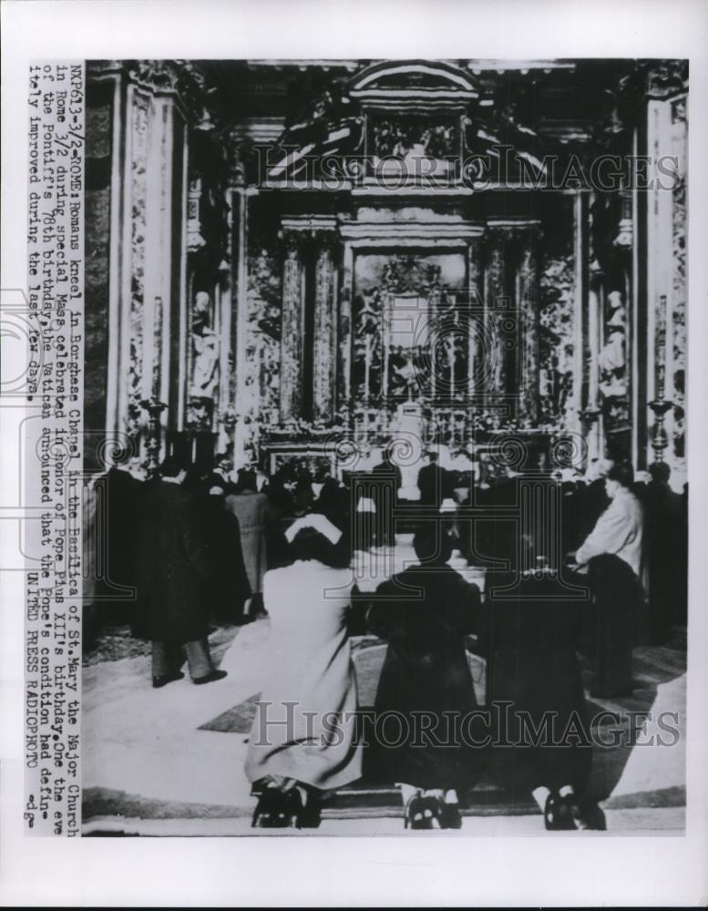 1954 Press Photo Romans kneel in Borghese Chanel in the Basilica of St. Mary - Historic Images