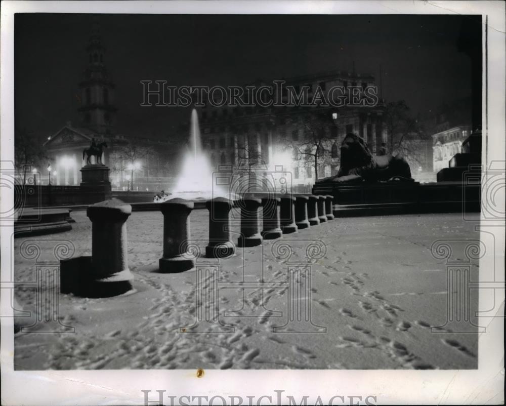 1955 Press Photo London: Trafalgar Square at night is a winter fairyland after - Historic Images