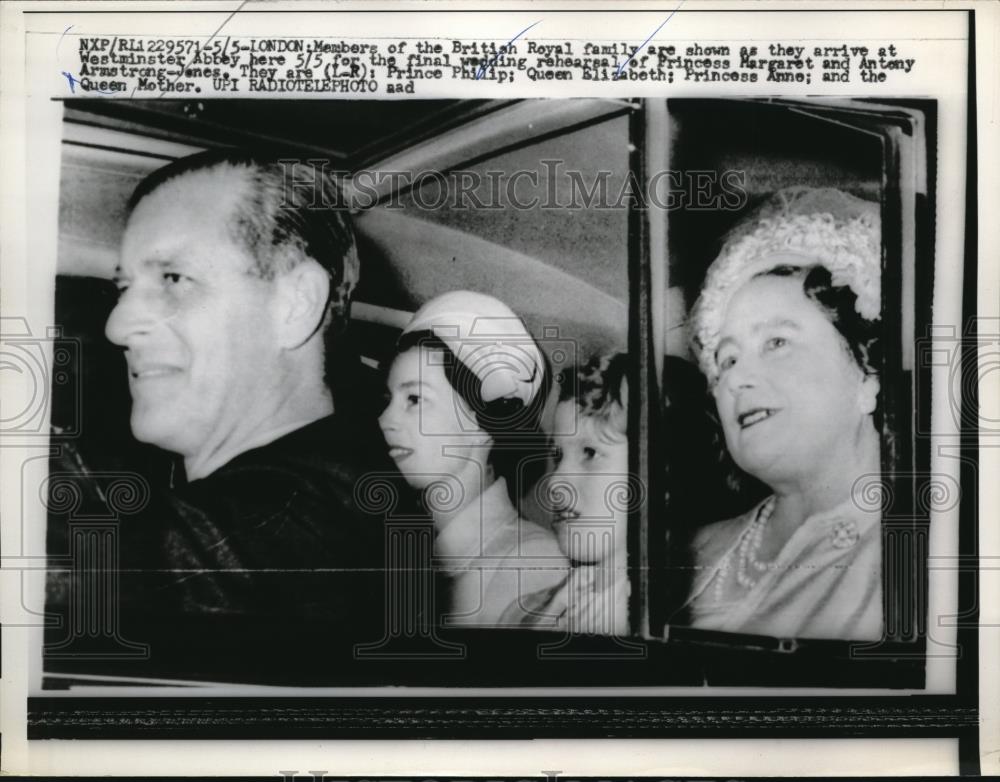 1960 Press Photo British Royal family arriving for wedding rehearsal - Historic Images