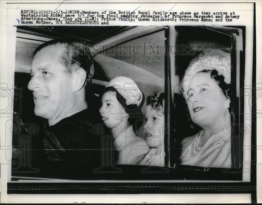 1960 Press Photo British Royal family arriving for wedding rehearsal - Historic Images