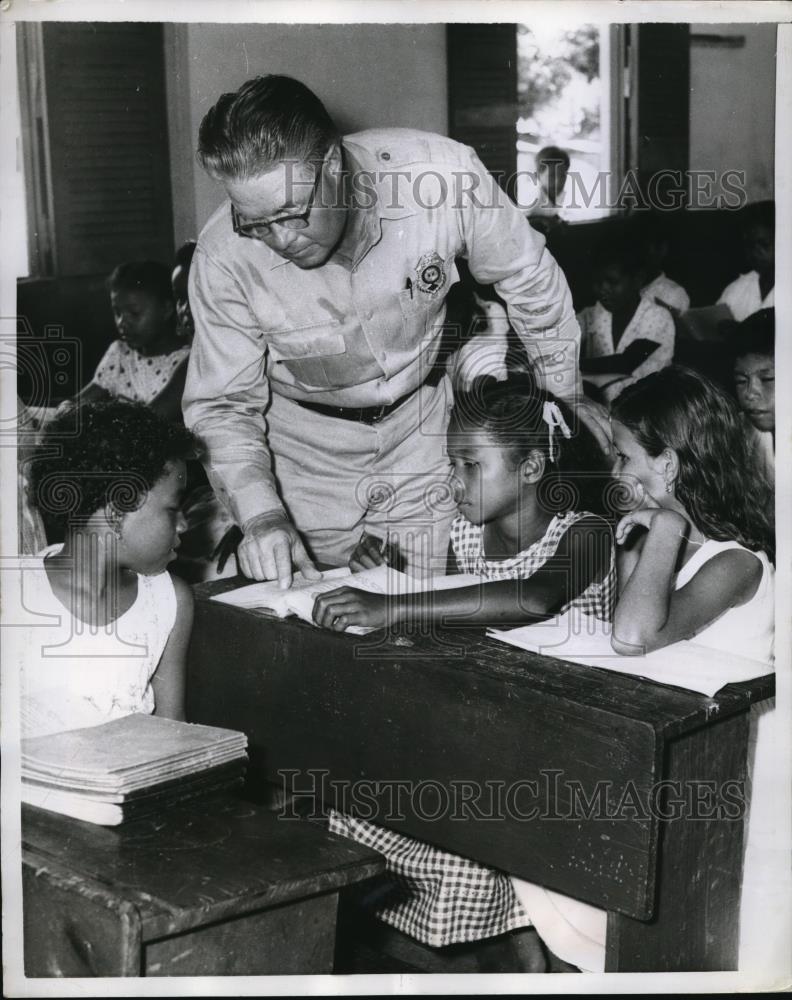 1957 Press Photo Whitman Garrett Police Officer Helps Children With Spanish - Historic Images