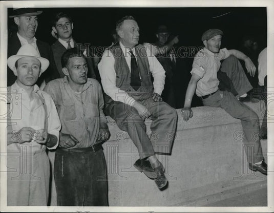 1935 Press Photo Workers sitting on a wall - Historic Images