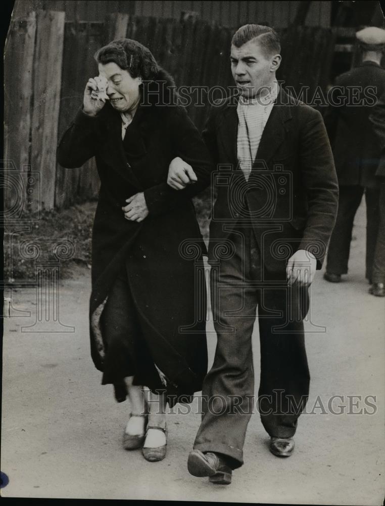 1935 Press Photo Relatives Identified Victims of Disastrous Explosion &amp; Fire - Historic Images