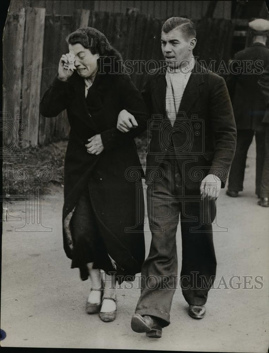1935 Press Photo Relatives Identified Victims of Disastrous Explosion & Fire - Historic Images