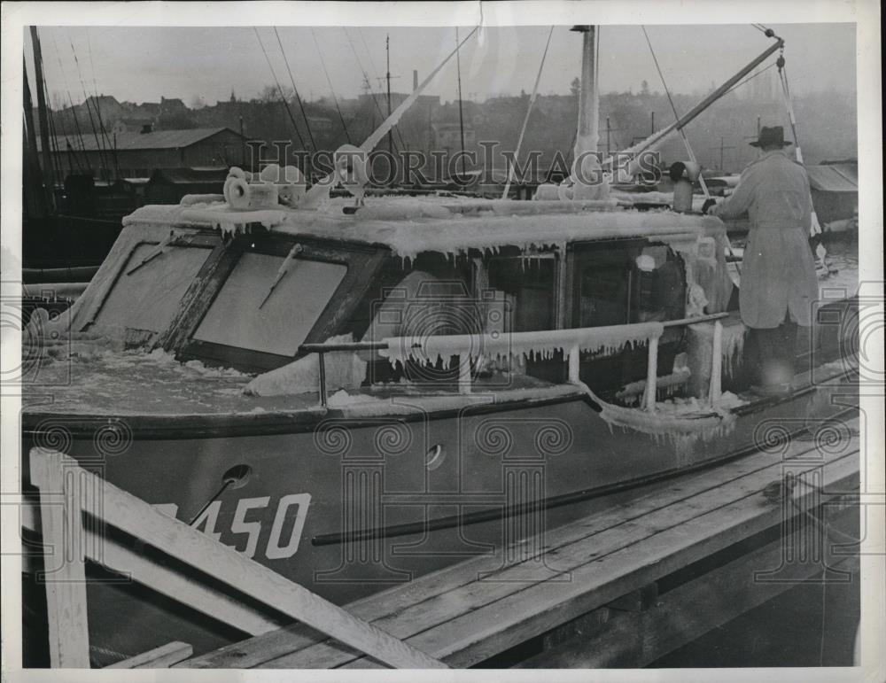 1943 Press Photo Coast Guard Auxiliary Patrol cruiser battles heavy snow - Historic Images