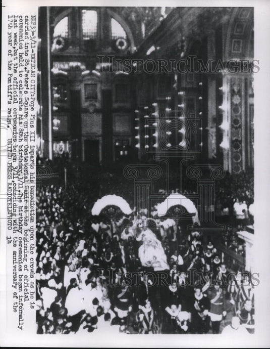 1956 Press Photo Pope Pius XII imparts his benediction upon the crowds - Historic Images