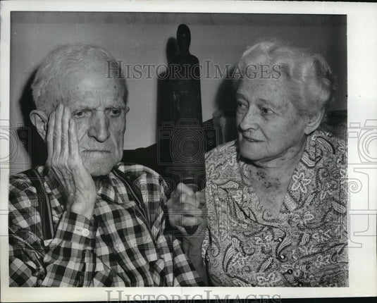 1961 Press Photo Joseph Le Marr and his wife Viola used the rolling pin as a gag - Historic Images