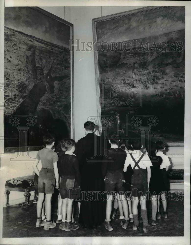 1946 Press Photo Paris, Youngsters view Versailles masterpieces after the war - Historic Images