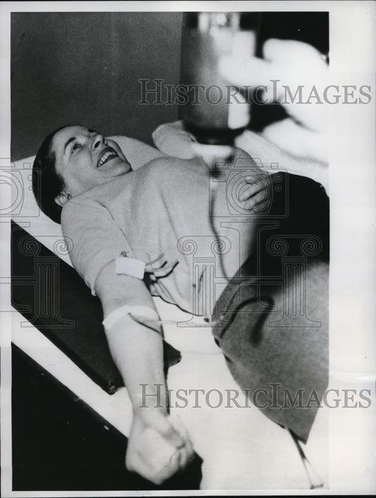 1961 Press Photo Bett K Schwegman Donates Blood At Army Medical Command Hospital - Historic Images