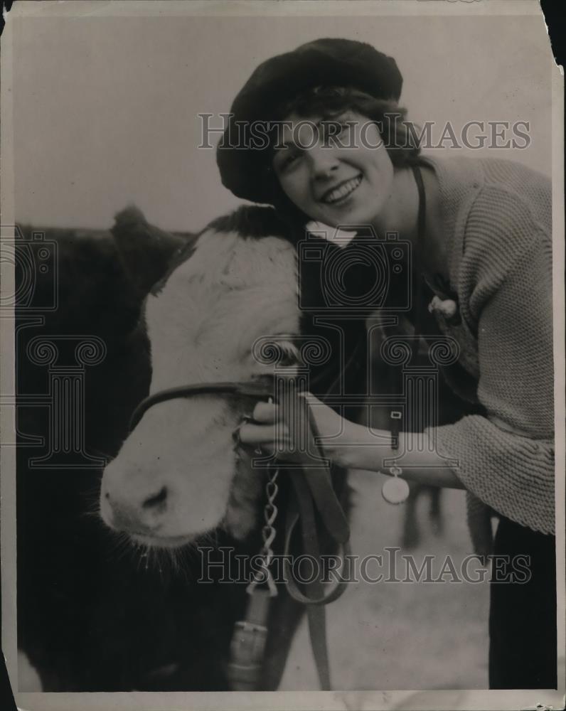 1922 Press Photo Woman posing with a cattle - Historic Images