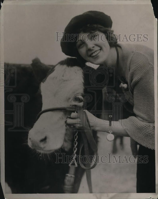 1922 Press Photo Woman posing with a cattle - Historic Images