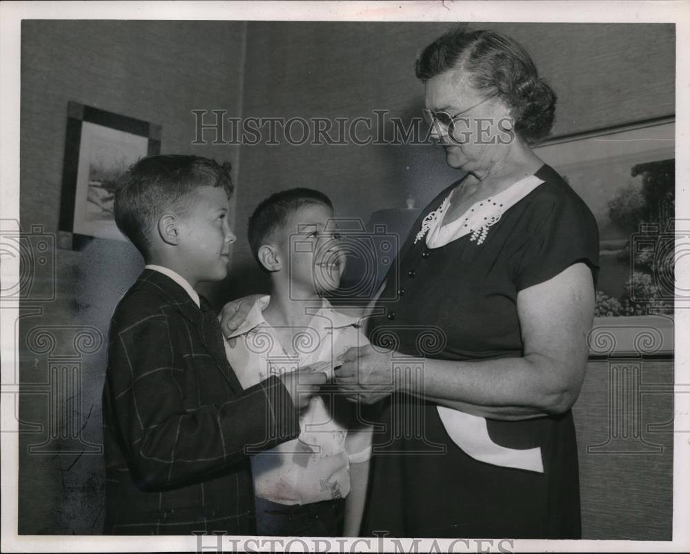 1955 Press Photo a reward of $2.00 offered by Mrs Anna Hrivnak to David Rogers - Historic Images