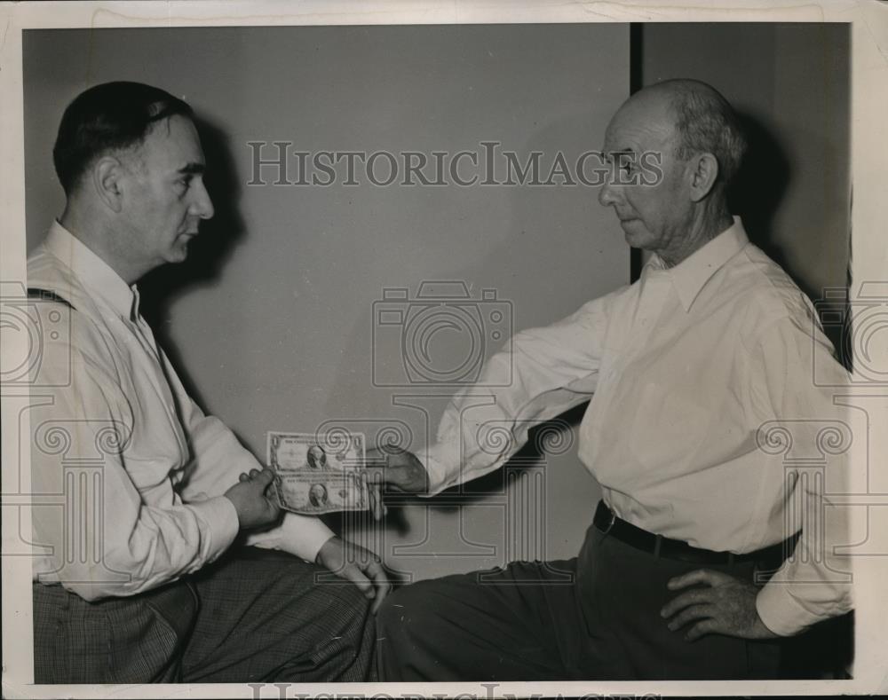 1948 Press Photo Cookie Kahn re-enacts the two dollar start he received - Historic Images