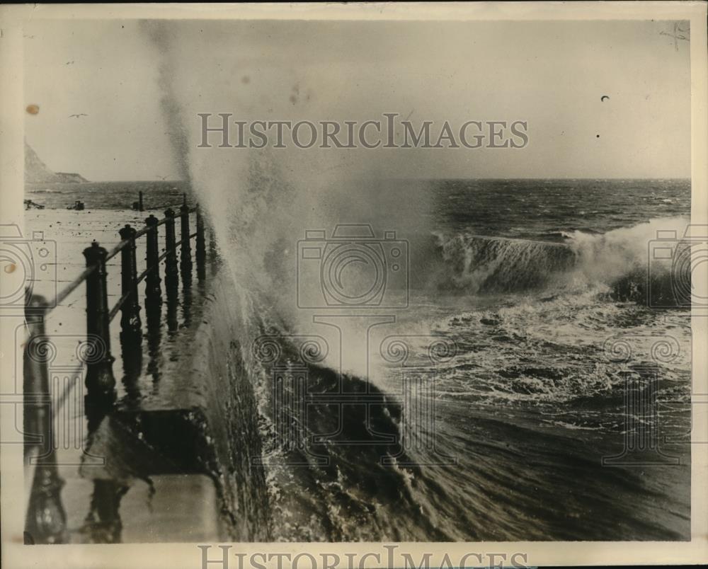 1928 Press Photo A scene on the promenade at Hastings, Sussex shows heavy - Historic Images