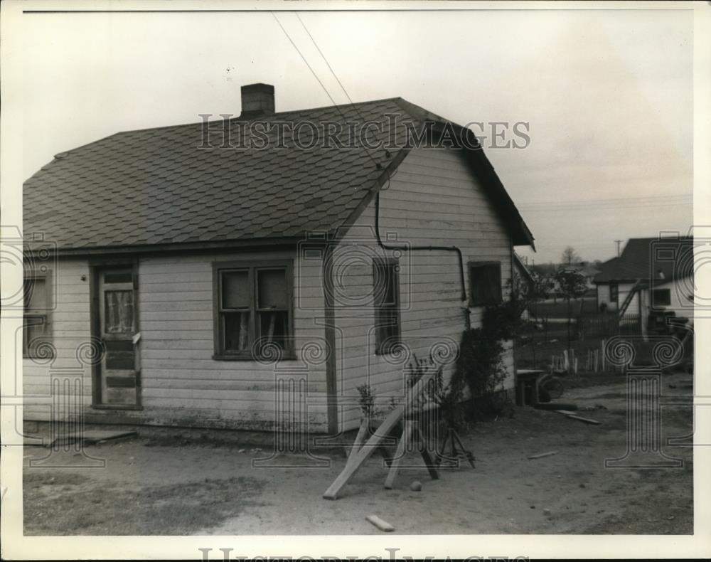 1938 Press Photo Mrs. Joseph McAuliffe is thankful to her husband for this home - Historic Images