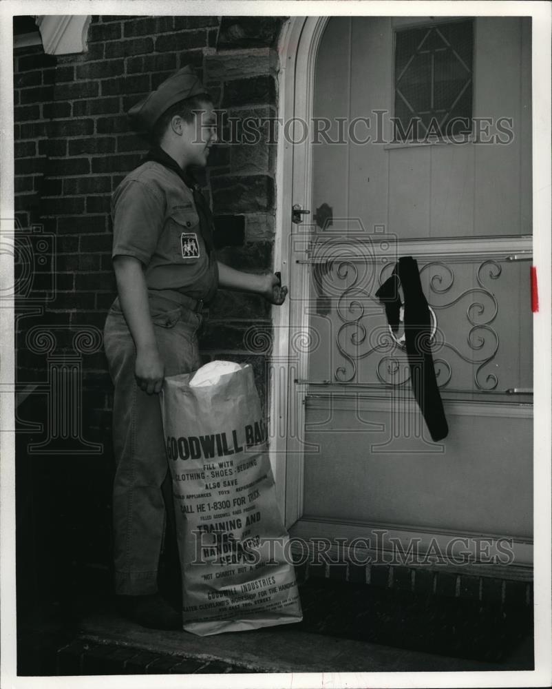 1984 Press Photo Boy Scouts pick up good for Goodwill Industries - Historic Images