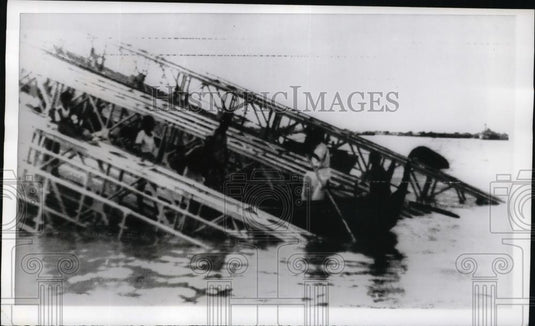 1970 Press Photo Bridge Partially Submerged Cyclone Chittacong, E. Pakistan - Historic Images