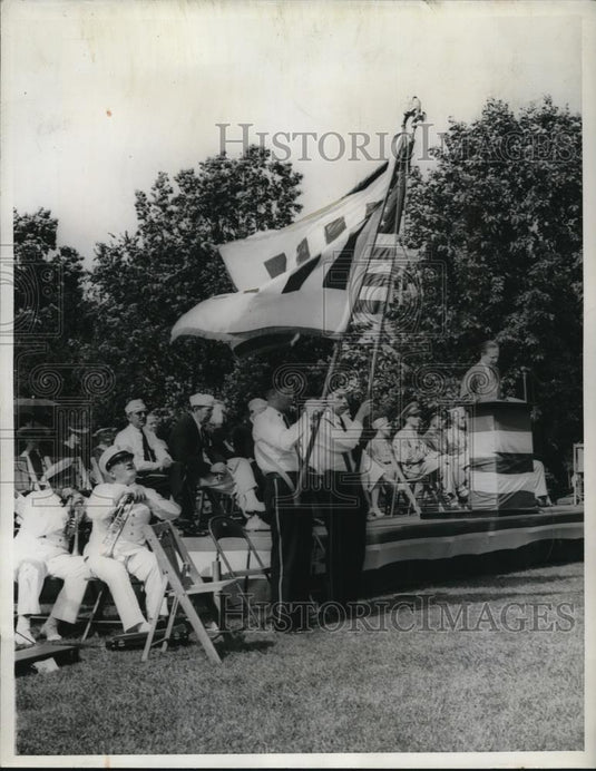 1943 Press Photo The New Flag flying beside the American flag - Historic Images