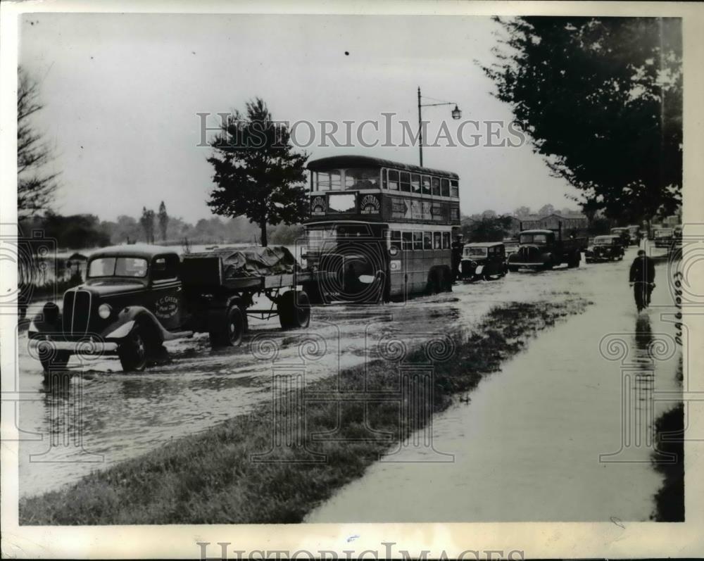 1941 Press Photo Traffic as it carefully made its way along the flooded streets - Historic Images