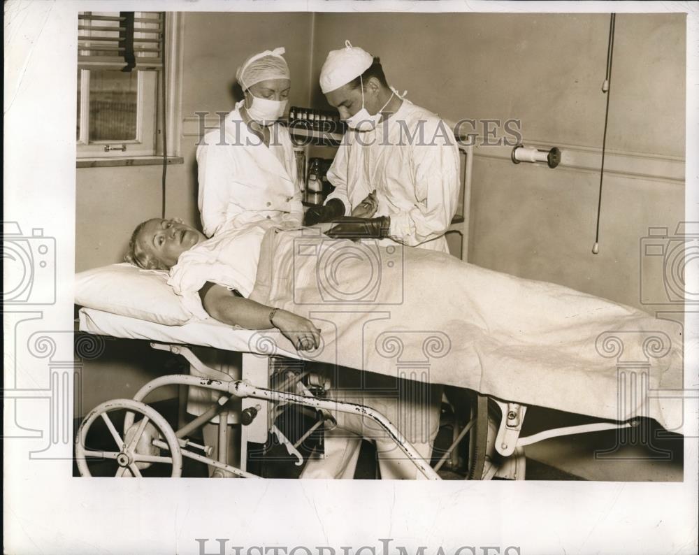 1941 Press Photo Miss Brown on the operating table during the blood donating - Historic Images