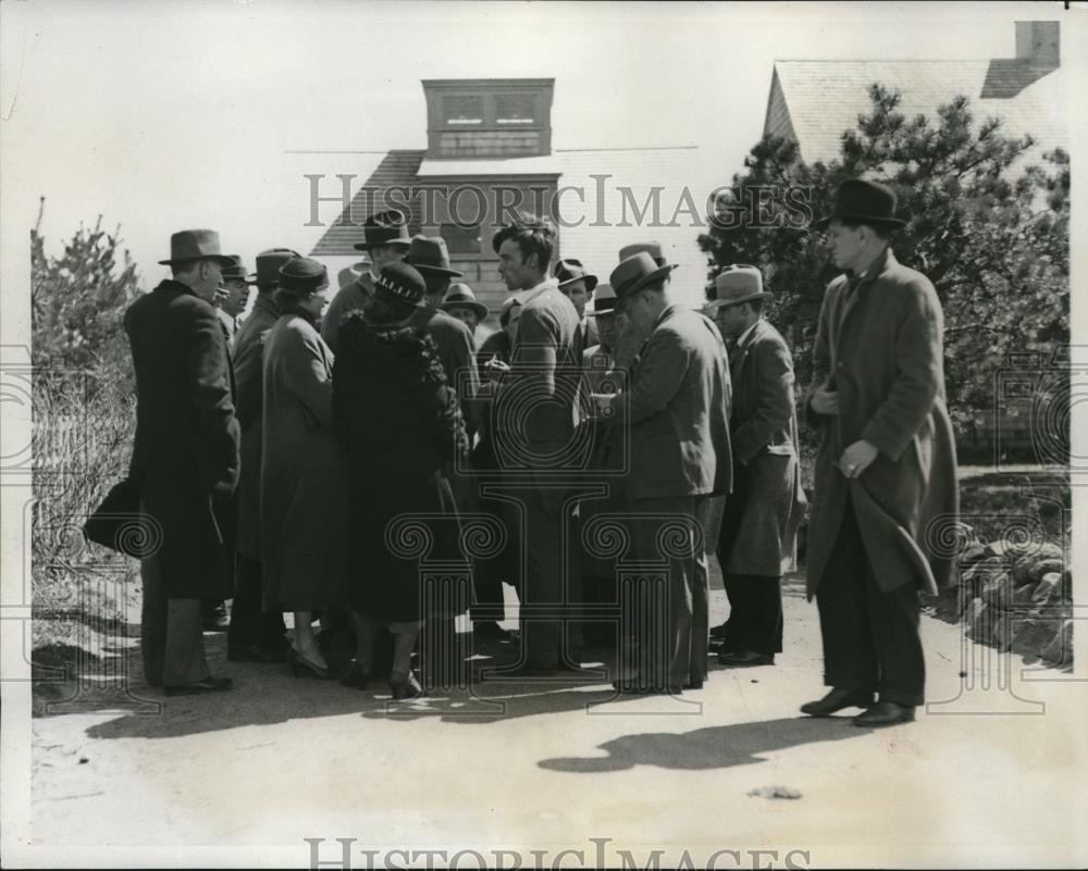 1933 Press Photo William Lee Talking To Reporters Margaret Peggy McMath Kidnap - Historic Images