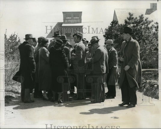1933 Press Photo William Lee Talking To Reporters Margaret Peggy McMath Kidnap - Historic Images