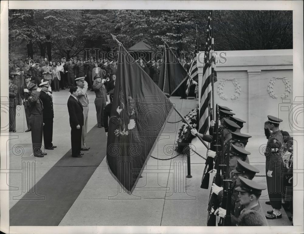 1947 Press Photo President Miguel Aleman at the Arlington National Cemetery - Historic Images