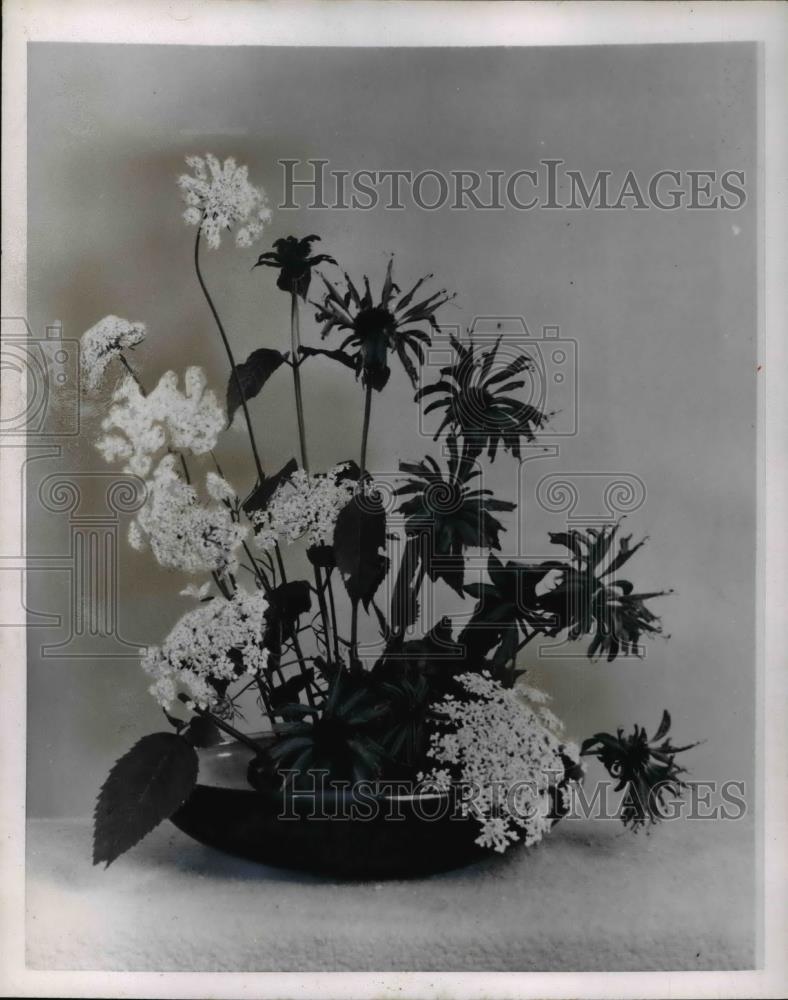 1953 Press Photo Flower Arrangement - Historic Images