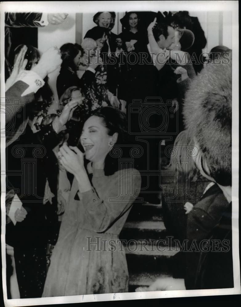 1969 Press Photo Lady and Lord Herlech leaving wedding reception in London - Historic Images