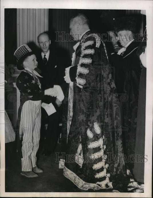 1949 Press Photo Malcolm Campbell handshake London Lord Mayor Sir George Aywen - Historic Images