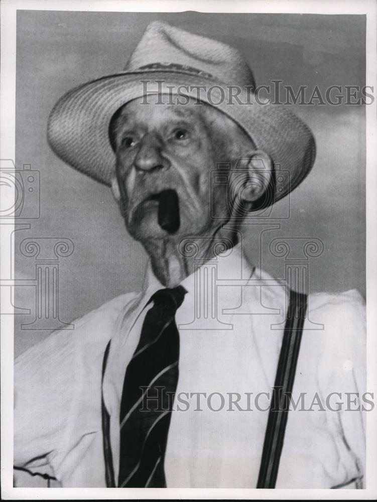 1955 Press Photo T.Clay Hickman Farmer of St.Louis celebrates his 99th Bithday - Historic Images