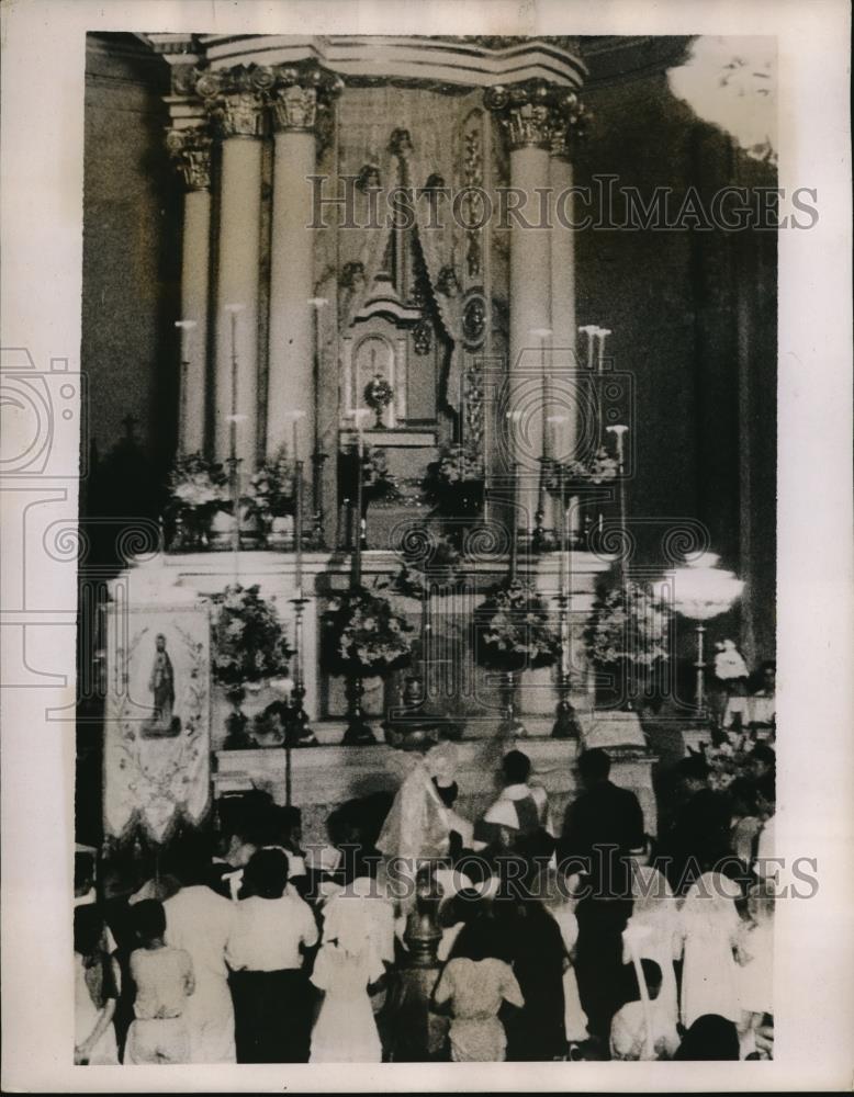 1937 Press Photo Priest Kneeling At Altar of Veracruz Mexico Parochial Church - Historic Images