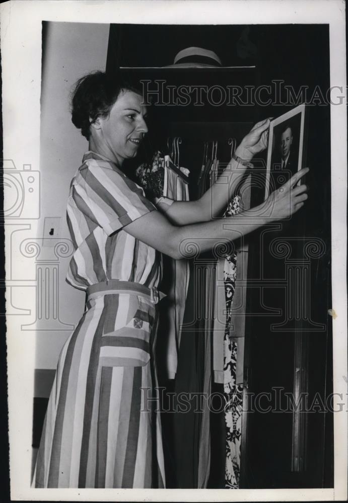 1942 Press Photo Louise Daniel Puts Up A Picture Of Her Boyfriend - Historic Images