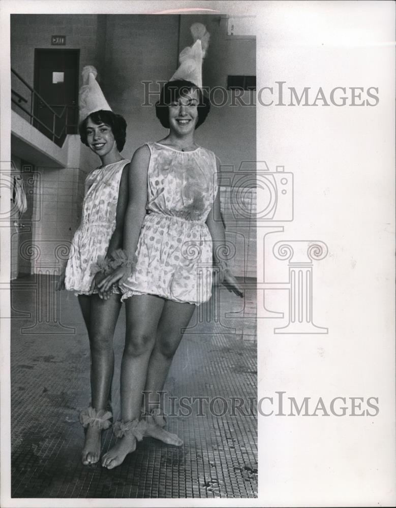 1963 Press Photo Susie Abramowitz and Patty Coan as swimming clowns - Historic Images