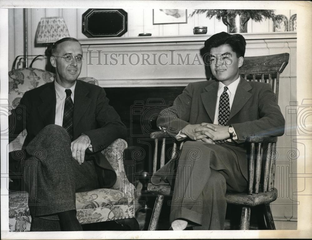 1943 Press Photo Dr. Schuchi Kusaka and Dr. Chalmers - Historic Images