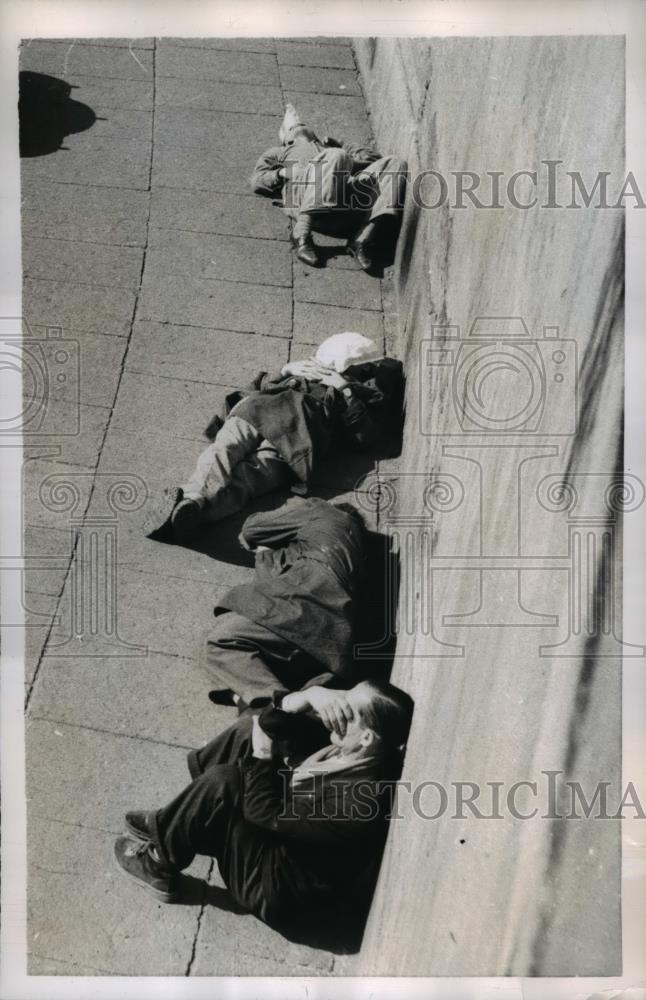 1955 Press Photo Workers Take Break In Rome&#39;s Piazza del Popolo - Historic Images