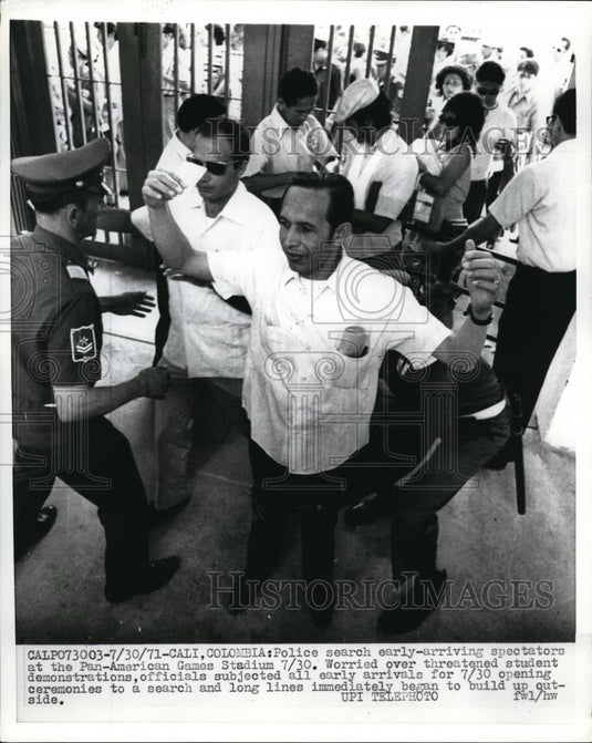 1971 Press Photo Police Inspects Early-arriving Spectators - Historic Images