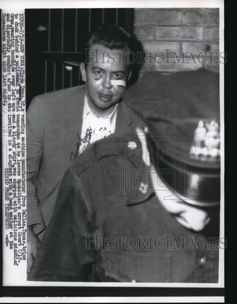 1956 Press Photo Clyde Orms leaving arrest court - Historic Images