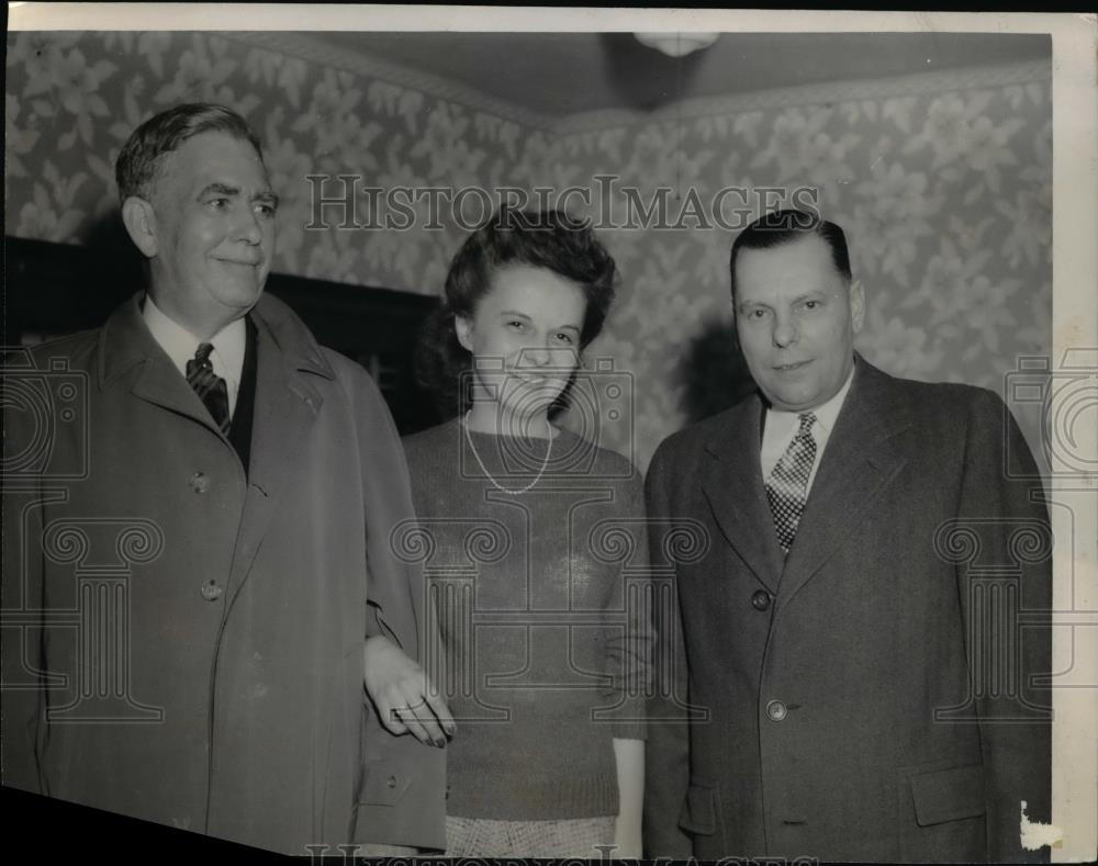 1946 Press Photo Patricia Smith after being released by the bandit - Historic Images