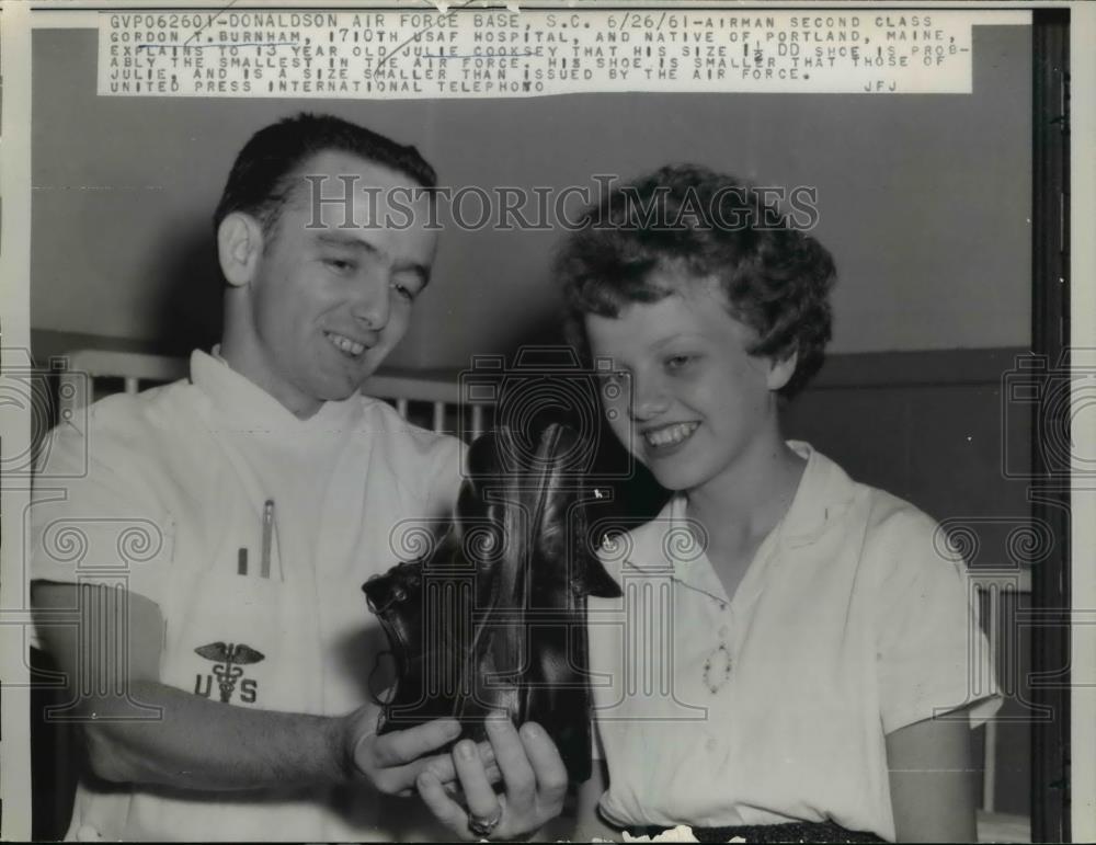 1961 Press Photo Gordon Burnham compares his shoes to Julie Cooksey - Historic Images