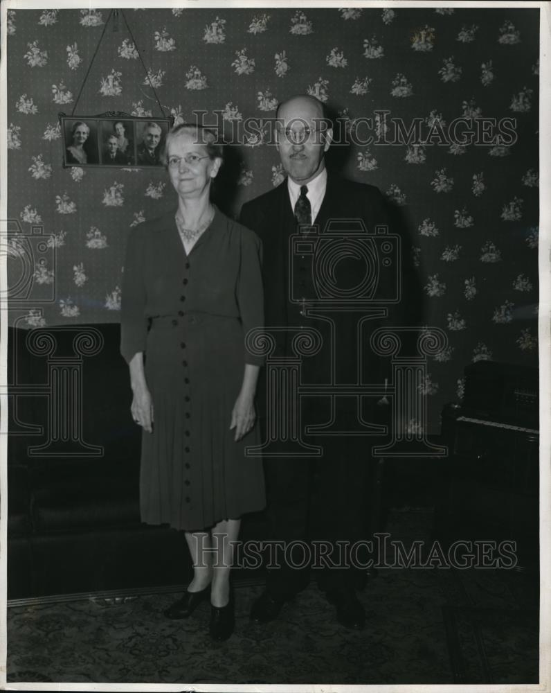 1941 Press Photo James E. Stephens and Caroline Thompson on Honeymoon - Historic Images